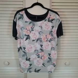 🌷*Navy & Floral short sleeve top NWOT